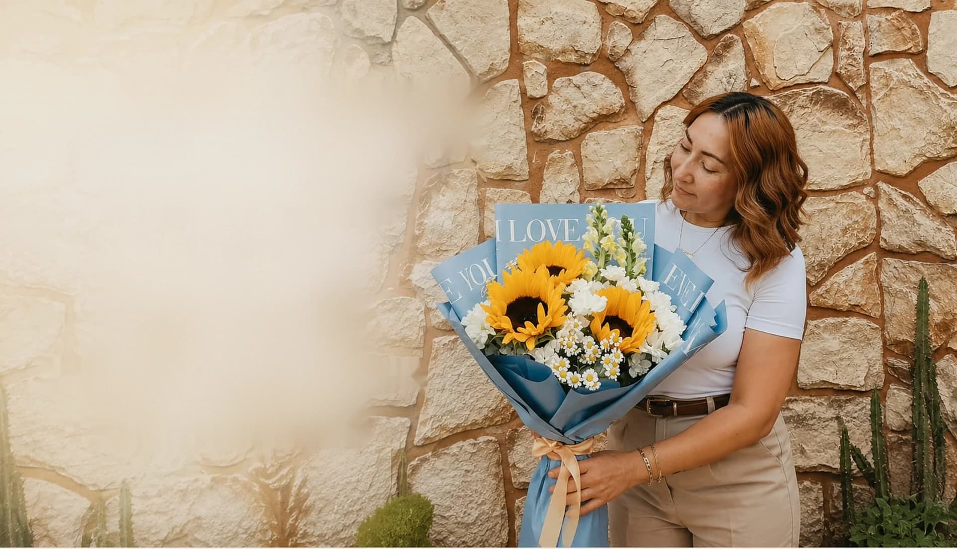 Mujer sosteniendo un ramo de girasoles amarillos de la colección VEINTIUNO de Andrea Garibay, flores amarillas para el 21 de septiembre en León, Guanajuato
